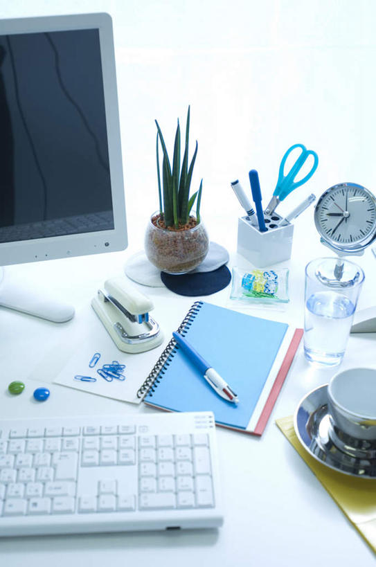 无人,办公室,竖图,俯视,室内,白天,电脑,笔记本电脑,植物,杯子,餐具,闹钟,一把,修剪,阴影,时间,光线,网络,笔,瓷器,碟子,工具,剪刀,盘,盆栽,时钟,影子,墙,办公用品,记事本,咖啡杯,盆景,陶瓷制品,计时,通讯设备,墙壁,墙面,文具,一个,蓝色,绿色,阳光,自然,本子,笔记本,盘子,学习用品,碟,钟表,表,生长,单个,成长,裁剪,文具用品,剪子,无线,剪裁,切割,瓷杯,通信设备,无线网络,无线上网,便携式电脑,手提电脑,钟,彩图,高角度拍摄