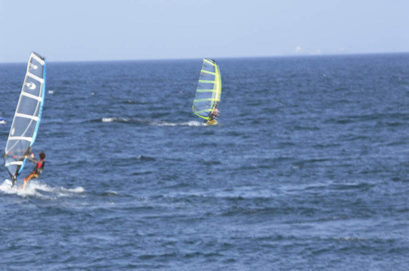 帆船,东方人,两个人,运动员,站,横图,室外,白天,正面,锻炼,快乐,比赛,运动,竞争,海浪,海洋,水,船,亚洲,阴影,波纹,飞溅,溅,光线,液体,影子,浪花,水滴,云,云朵,云彩,黄种人,娱乐,水珠,蓝色,白云,蓝天,水纹,天空,阳光,海水,交通工具,波浪,天,站着,休闲,体育运动,喷洒,载具,海景,体育,男人,男性,年轻男性,亚洲人,大海,风浪,海,海水的波动,近岸浪,涌浪,体育运动员,运动选手,站立,彩图,全身,健身