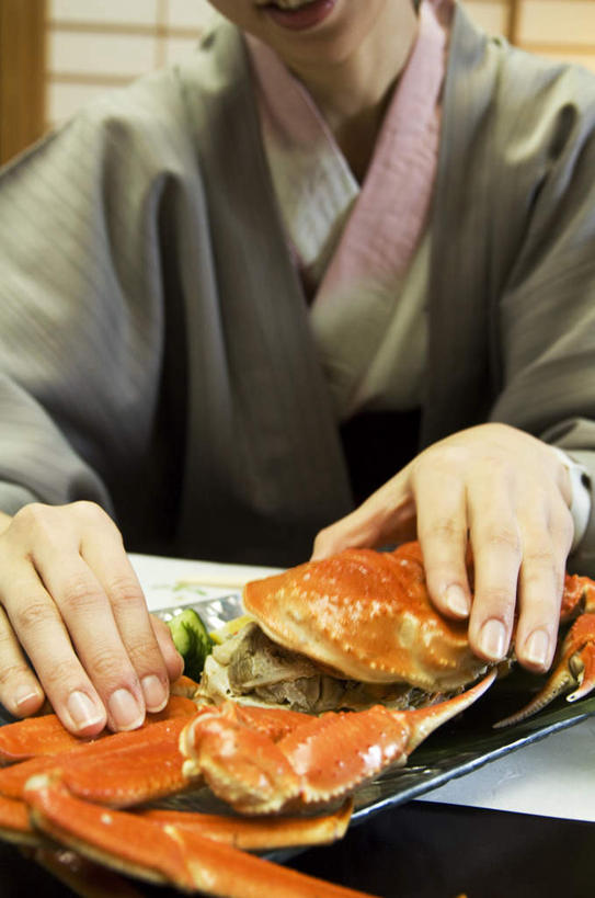 海鲜,蟹,东方人,一个人,客厅,坐,笑,摸,吃,微笑,露齿笑,竖图,室内,特写,白天,正面,民族服装,烹饪,门,亚洲,仅一个年轻女性,仅一个女性,仅一个人,抚摸,握,和服,螃蟹,墙,日本料理,料理,食品,拿,拿着,注视,黄种人,水产,菜肴,美食,海洋生物,墙壁,墙面,食物,黄色,灰色,门框,日式料理,观察,看,靠,靠着,倚靠,日式,握着,服饰,佳肴,观看,察看,起居室,倚着,关注,水生动物,海产品,水生物,海底动物,吴服,唐草,唐花,唐锦,年轻女性,女人,女性,亚洲人,触摸,接触,嚼,食,坐着,半身,彩图,传统服装,民俗服