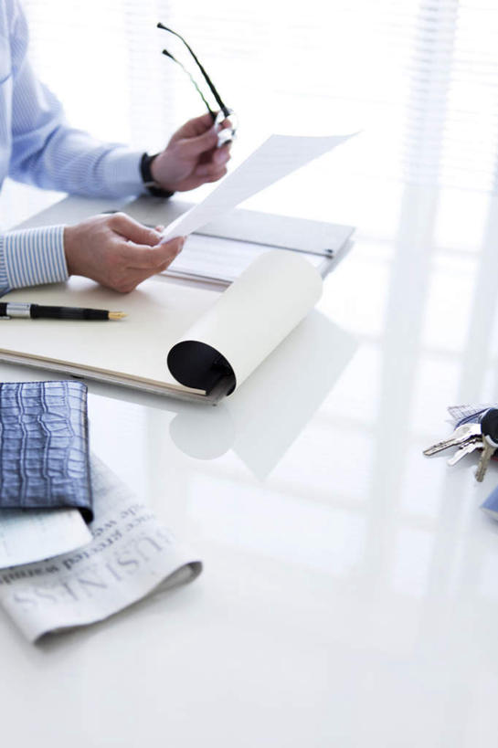 东方人,一个人,商务人士,商务女性,办公室,摸,竖图,俯视,室内,白天,电脑,笔记本电脑,窗户,落地窗,桌子,亚洲,仅一个年轻女性,仅一个女性,仅一个人,一副,抚摸,握,阴影,套装,光线,网络,笔,材料,档案,文件,眼镜,影子,办公桌,办公用品,拿,拿着,黄种人,通讯设备,玻璃窗,文具,阳光,学习用品,资料,握着,文具用品,无线,文档,通信设备,商务装,无线网络,近视眼镜,无线上网,便携式电脑,工薪阶层,手提电脑,年轻女性,女人,女性,亚洲人,白领,上班族,触摸,接触,半身,彩图,高角度拍摄