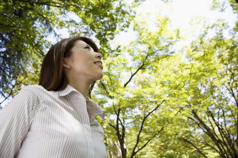 东方人,头发,一个人,站,笑,微笑,露齿笑,横图,室外,白天,仰视,旅游,度假,草地,草坪,植物,亚洲,仅一个年轻女性,仅一个女性,仅一个人,阴影,服装,光线,影子,云,云朵,云彩,注视,休闲装,黄种人,娱乐,草,树,树木,衣服,蓝色,绿色,白色,黑色,白云,蓝天,天空,阳光,自然,天,观察,看,站着,享受,休闲,休闲服,放松,遮,遮掩,服饰,生长,成长,观看,察看,掩盖,遮挡,关注,遮盖,掩饰,年轻女性,女人,女性,亚洲人,抬头,仰头,站立,半身,彩图,低角度拍摄