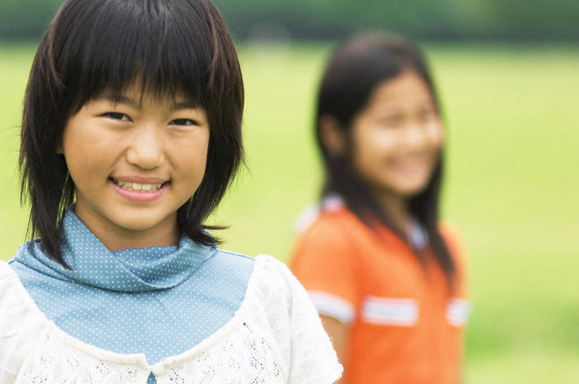 东方人,儿童,头发,两个人,伙伴,朋友,站,笑,微笑,露齿笑,横图,室外,白天,正面,旅游,度假,友谊,纯洁,草地,草坪,植物,亚洲,阴影,服装,朦胧,模糊,光线,影子,扭头,注视,休闲装,黄种人,娱乐,草,树,树木,小孩,衣服,黄色,蓝色,绿色,黑色,阳光,自然,观察,看,站着,转头,享受,休闲,休闲服,放松,可爱,童年,童趣,服饰,生长,成长,观看,察看,关注,童真,烂漫,无邪,天真,友情,女孩,女人,女性,亚洲人,站立,半身,彩图,女生