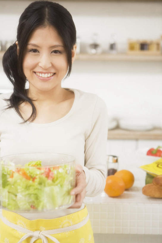 东方人,头发,一个人,站,捧,笑,摸,微笑,露齿笑,竖图,室内,白天,正面,厨房,柜子,柑橘,蔬菜,西红柿,餐具,水果,亚洲,仅一个年轻女性,仅一个女性,仅一个人,一排,许多,抚摸,握,服装,新鲜,整齐,碟子,盘,墙,生菜,莴苣,生食,蔬菜沙拉,沙拉,食品,果实,拿,拿着,注视,休闲装,黄种人,色拉,沙律,墙壁,墙面,食物,排列,衣服,白色,黑色,盘子,橱柜,碟,碗,观察,看,站着,休闲,休闲服,握着,服饰,有机食品,绿色食品,观看,色拉酱,察看,队列,关注,千岛酱,春菜,鹅仔菜,莴仔菜,千金菜,叶用莴苣,年轻女性,女人,女性,亚洲人,长发,进餐用具,烹调用具,橘子,桔子,橙子,橙,樱桃番茄,圣女果,番茄,触摸,端,端着,接触,捧着,手捧,站立,半身,彩图,灶间