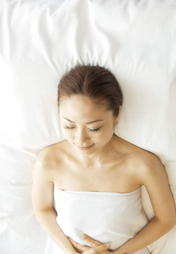 东方人,头发,一个人,躺,闭眼,笑,摸,微笑,竖图,俯视,室内,白天,浴袍,按摩,床,靠垫,亚洲,仅一个年轻女性,仅一个女性,仅一个人,抚摸,床单,靠枕,黄种人,被子,白色,黑色,垫子,枕头,享受,健康,保健,单人床,被单,指压,卧着,年轻女性,女人,女性,亚洲人,长发,闭眼睛,闭着眼,闭着眼睛,触摸,接触,躺着,卧,半身,彩图,高角度拍摄,汤帷子,浴衣,推拿