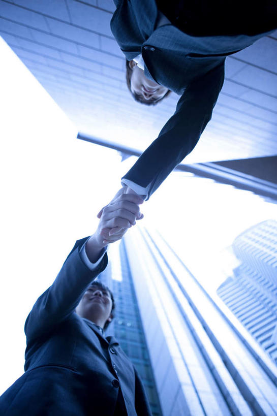 东方人,两个人,伙伴,朋友,商务人士,商务男性,高楼大厦,站,握手,笑,微笑,露齿笑,竖图,室外,白天,仰视,衬衫,旅游,度假,友谊,合作,团队,大厦,建筑,摩天大楼,亚洲,阴影,套装,光线,影子,云,云朵,领带,云彩,注视,黄种人,娱乐,相视,蓝色,白云,蓝天,天空,阳光,天,观察,看,站着,享受,休闲,面对面,放松,战略,观看,对视,察看,关注,相对,商务装,工薪阶层,相看,联合,合谋,配合,协作,友情,男人,男性,年轻男性,亚洲人,白领,上班族,搀手,拉手,手搀手,手拉手,手牵手,手握手,站立,半身,彩图,低角度拍摄,衬衣,大楼,高层建筑,高楼,摩天楼