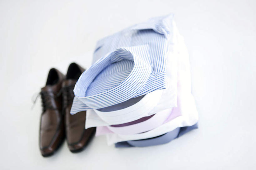 无人,横图,俯视,室内,特写,白天,白色背景,衬衫,鞋子,一排,一双,阴影,堆叠,朦胧,模糊,整齐,光线,瓷砖,地砖,影子,褐色,领带,地面,排列,蓝色,白色,阳光,四件,摄影,影棚,堆,队列,彩图,高角度拍摄,影棚拍摄,衬衣,皮鞋,拍摄
