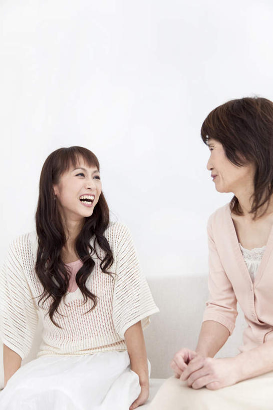 东方人,头发,两个人,伙伴,朋友,客厅,坐,笑,摸,微笑,露齿笑,竖图,室内,白天,正面,友谊,靠垫,沙发,亚洲,撑,抚摸,服装,墙,靠枕,注视,休闲装,黄种人,相视,墙壁,墙面,衣服,粉色,黑色,垫子,枕头,观察,看,靠,靠着,倚靠,休闲,面对面,休闲服,服饰,观看,对视,察看,起居室,撑着,倚着,关注,相对,布艺沙发,相看,友情,年轻女性,女人,女性,亚洲人,长发,触摸,接触,坐着,半身,彩图