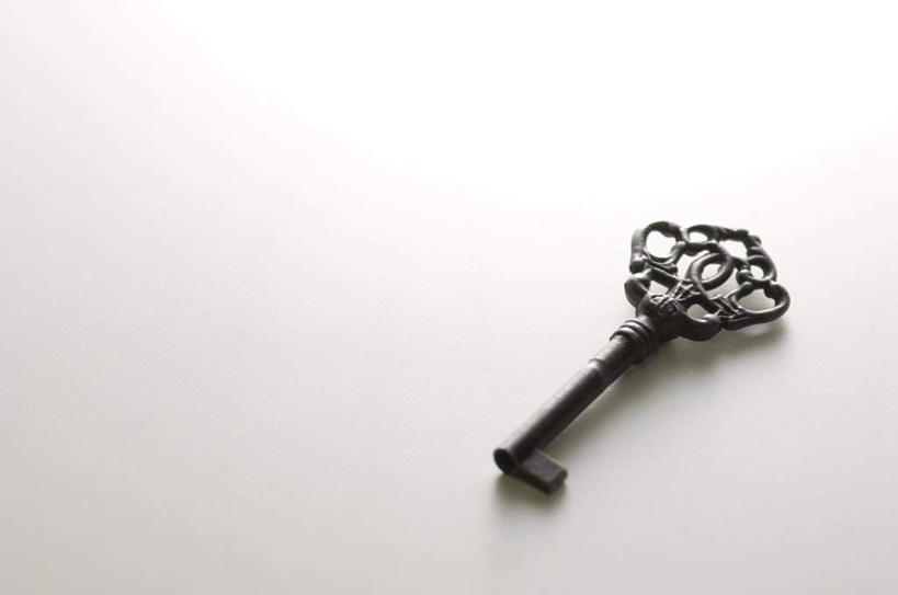 无人,横图,俯视,室内,特写,白天,白色背景,安全,桌面,一把,阴影,花纹,朦胧,模糊,光线,图案,影子,防护,钥匙,阳光,摄影,影棚,保护,开启,封闭,保险,私密,保全,周全,安稳,安定,防盗,平安,彩图,高角度拍摄,影棚拍摄,拍摄