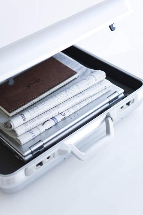 无人,竖图,俯视,室内,特写,白天,白色背景,桌面,书籍,一堆,许多,阴影,堆叠,堆积,光线,材料,档案,拉杆箱,旅行箱,文件,影子,阳光,行李箱,箱子,资料,摄影,影棚,堆,出差,文档,书,图书,彩图,高角度拍摄,影棚拍摄,旅行,拍摄