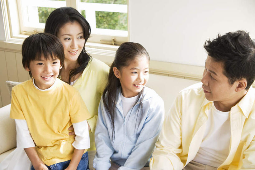 东方人,儿童,头发,四个人,家庭,夫妻,母亲,父亲,女儿,儿子,客厅,坐,抱,笑,微笑,露齿笑,横图,俯视,室内,白天,爱情,纯洁,植物,窗户,靠垫,沙发,亚洲,阴影,服装,光线,影子,墙,靠枕,浪漫,注视,休闲装,黄种人,玻璃窗,相视,墙壁,墙面,树,树木,小孩,衣服,黄色,绿色,黑色,阳光,自然,垫子,枕头,观察,看,靠,靠着,倚靠,休闲,温暖,温馨,父子,母女,一家人,面对面,休闲服,恩爱,父爱,可爱,母爱,童年,童趣,恋人,服饰,生长,成长,抱着,观看,对视,和睦,察看,起居室,搂着,倚着,关注,相对,布艺沙发,童真,烂漫,无邪,相看,天真,男孩,男人,男性,年轻男性,年轻女性,女孩,女人,女性,亚洲人,孩子,夫妇,情侣,怀抱,搂,搂抱,相抱,拥抱,坐着,半身,彩图,高角度拍摄,伴侣,融洽,男生,女生