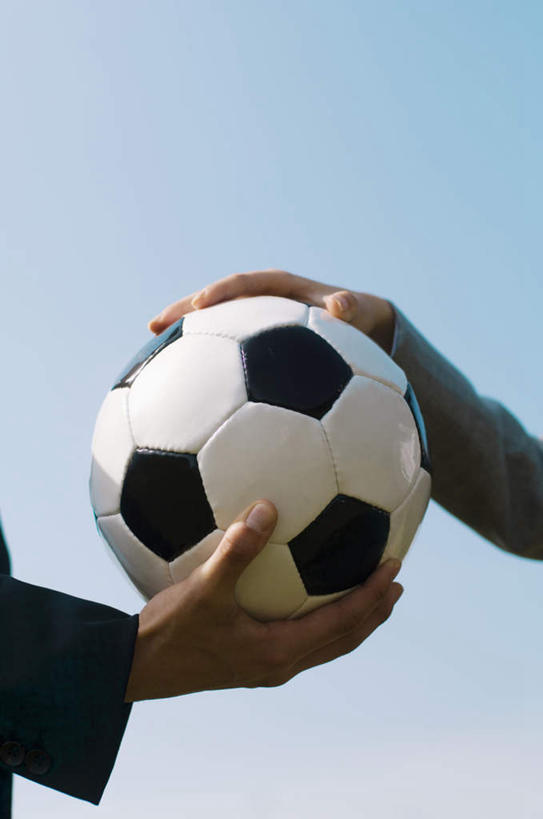 东方人,手,两个人,伙伴,朋友,商务人士,商务女性,捧,摸,竖图,室外,白天,正面,旅游,度假,友谊,足球,亚洲,抚摸,握,阴影,套装,光线,影子,云,云朵,足球装备,拿,云彩,拿着,黄种人,娱乐,运动器械,一个,蓝色,白云,蓝天,天空,阳光,天,享受,休闲,手部,健身器械,放松,握着,单个,商务装,健身器材,工薪阶层,蹴鞠,友情,足球运动,男人,男性,年轻男性,年轻女性,女人,女性,亚洲人,白领,上班族,触摸,端,端着,接触,捧着,手捧,半身,彩图,运动器材