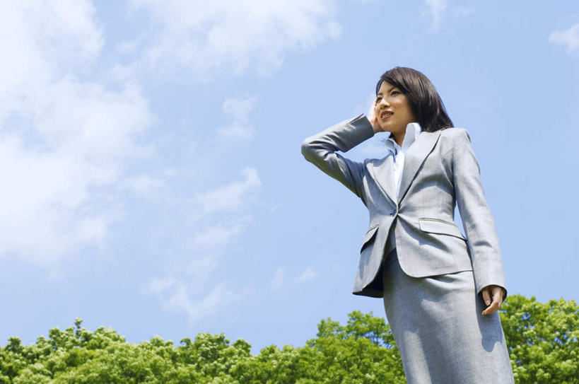 东方人,头发,一个人,商务人士,商务女性,站,举,笑,摸,打电话,微笑,露齿笑,横图,室外,白天,仰视,衬衫,旅游,度假,植物,电话,手机,亚洲,仅一个年轻女性,仅一个女性,仅一个人,抚摸,握,阴影,套装,光线,影子,云,云朵,领带,拿,听,云彩,拿着,注视,黄种人,娱乐,通讯设备,树,树木,蓝色,绿色,黑色,白云,蓝天,天空,阳光,自然,天,观察,看,托,站着,享受,休闲,放松,握着,生长,成长,观看,察看,关注,商务装,工薪阶层,一部,交流,年轻女性,女人,女性,亚洲人,白领,上班族,触摸,沟通,接触,举起,举手,举着,通话,向上举,向上伸,向上托,站立,半身,彩图,低角度拍摄,衬衣