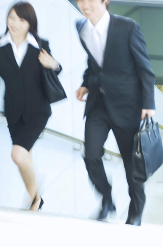 东方人,背,两个人,伙伴,朋友,商务人士,商务男性,商务女性,栏杆,站,走,摸,竖图,俯视,室内,白天,衬衫,旅游,度假,友谊,楼梯,地铁,亚洲,抚摸,阴影,套装,朦胧,模糊,光线,包,扶手,皮包,影子,阶梯,墙,地铁站,领带,轨道交通,拎,黄种人,娱乐,护栏,墙壁,墙面,台阶,两个,阳光,背着,站着,享受,休闲,放松,单肩包,商务装,工薪阶层,友情,男人,男性,年轻男性,年轻女性,女人,女性,亚洲人,白领,上班族,步行,触摸,接触,散步,站立,走路,半身,彩图,高角度拍摄,衬衣,地铁机动车,地下铁,轻轨,拎着