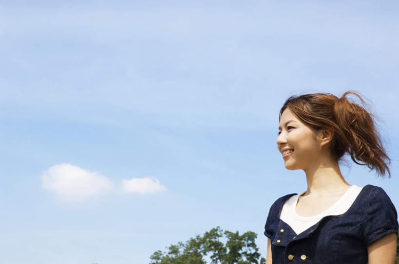东方人,头发,一个人,站,笑,微笑,露齿笑,横图,室外,白天,侧面,旅游,度假,草地,草坪,植物,亚洲,仅一个年轻女性,仅一个女性,仅一个人,阴影,服装,光线,影子,云,云朵,云彩,注视,休闲装,黄种人,娱乐,草,树,树木,衣服,蓝色,绿色,黑色,白云,蓝天,天空,阳光,自然,天,观察,看,站着,享受,休闲,休闲服,放松,服饰,生长,成长,观看,察看,关注,年轻女性,女人,女性,亚洲人,长发,站立,半身,彩图