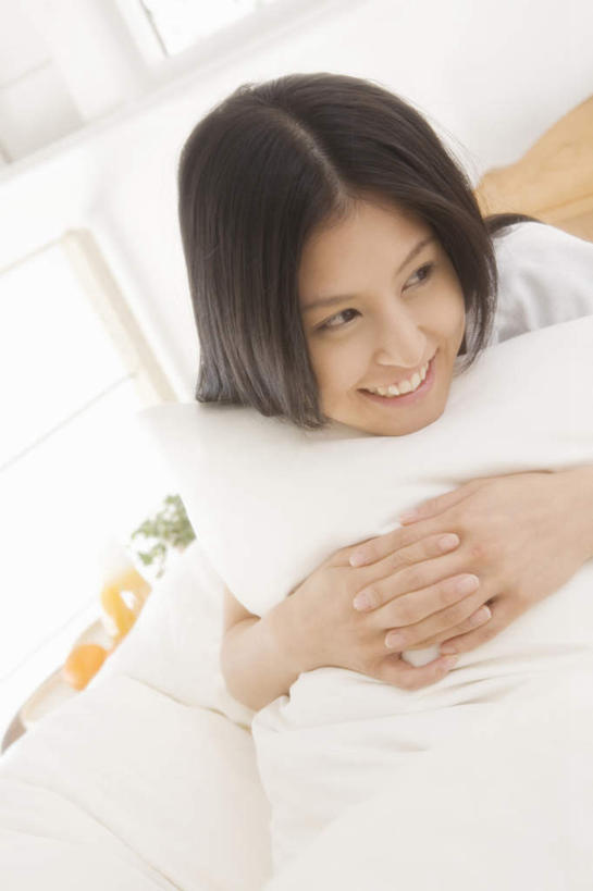 东方人,头发,一个人,抱,笑,摸,微笑,露齿笑,竖图,室内,白天,正面,靠垫,沙发,亚洲,仅一个年轻女性,仅一个女性,仅一个人,撑,抚摸,服装,墙,靠枕,注视,休闲装,黄种人,墙壁,墙面,衣服,白色,黑色,垫子,枕头,观察,看,趴着,休闲,休闲服,服饰,抱着,观看,察看,撑着,搂着,关注,布艺沙发,年轻女性,女人,女性,亚洲人,长发,触摸,怀抱,接触,搂,搂抱,趴,相抱,拥抱,半身,彩图