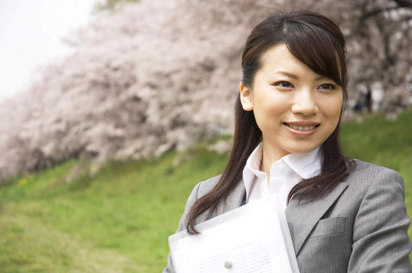 东方人,头发,一个人,商务人士,商务女性,站,捧,笑,摸,微笑,露齿笑,横图,室外,白天,正面,衬衫,旅游,度假,草地,草坪,植物,樱花,亚洲,仅一个年轻女性,仅一个女性,仅一个人,抚摸,握,阴影,套装,盛开,光线,材料,档案,文件,影子,拿,花蕾,拿着,扭头,注视,黄种人,娱乐,草,花,花瓣,花朵,鲜花,树,树木,粉色,蓝色,绿色,黑色,蓝天,天空,阳光,自然,资料,天,花苞,花蕊,观察,看,站着,转头,享受,休闲,放松,握着,生长,成长,观看,察看,关注,文档,商务装,工薪阶层,仙樱花,福岛樱,青肤樱,年轻女性,女人,女性,亚洲人,白领,上班族,荆桃,触摸,端,端着,接触,捧着,手捧,站立,半身,彩图,衬衣