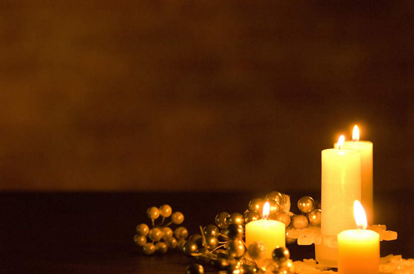 无人,横图,俯视,室内,夜晚,桌面,蜡烛,圣诞节,许多,阴影,节日,朦胧,模糊,庆祝,装饰,反射,火焰,影子,烛光,燃烧,文化,装饰品,装饰物,点燃,庆典,闪耀,纪念,耀眼,华丽,修饰,明亮,点缀,饰物,衬托,美观,雅致,雅观,彩图,高角度拍摄