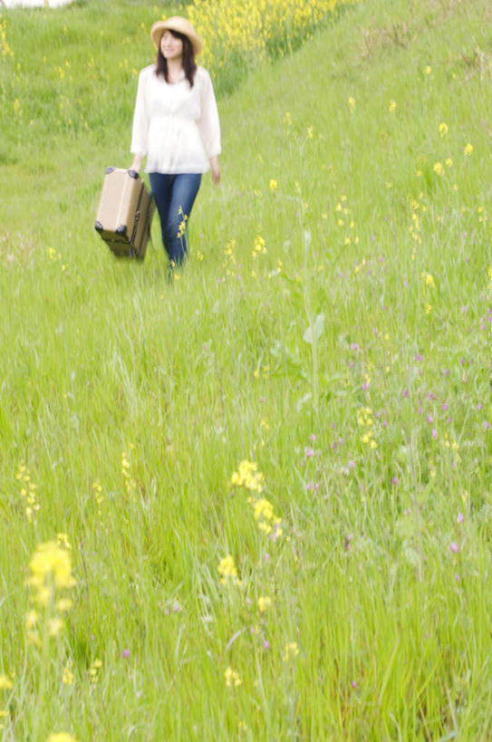 东方人,头发,一个人,站,走,笑,微笑,露齿笑,竖图,室外,白天,正面,旅游,度假,草地,草坪,植物,帽子,亚洲,仅一个年轻女性,仅一个女性,仅一个人,阴影,服装,盛开,光线,拉杆箱,旅行箱,影子,花蕾,拎,注视,休闲装,黄种人,娱乐,草,花,花瓣,花朵,鲜花,衣服,黄色,绿色,白色,黑色,阳光,行李箱,遮阳帽,箱子,花苞,花蕊,油菜花,观察,看,站着,享受,休闲,休闲服,放松,服饰,观看,出差,察看,关注,一顶,年轻女性,女人,女性,亚洲人,步行,散步,站立,走路,半身,彩图,旅行,拎着