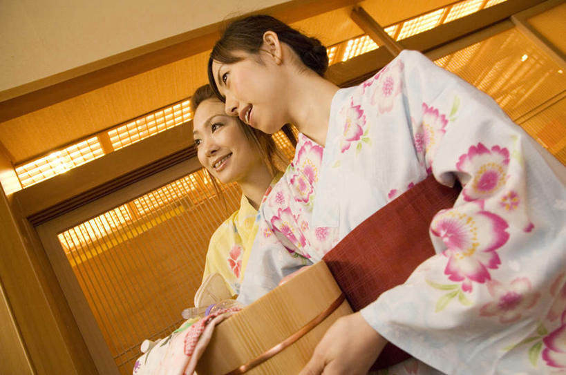 东方人,头发,两个人,伙伴,朋友,站,捧,笑,摸,微笑,露齿笑,横图,室内,白天,仰视,民族服装,旅游,度假,友谊,窗户,落地窗,亚洲,一条,抚摸,握,阴影,和服,光线,木制,影子,墙,拿,拿着,注视,黄种人,娱乐,腰带,玻璃窗,墙壁,墙面,两个,红色,白色,黑色,阳光,木制品,毛巾,观察,看,站着,享受,休闲,浴盆,放松,握着,服饰,观看,察看,关注,配饰,吴服,唐草,唐花,唐锦,友情,年轻女性,女人,女性,亚洲人,触摸,端,端着,接触,捧着,手捧,站立,半身,彩图,低角度拍摄,传统服装,民俗服