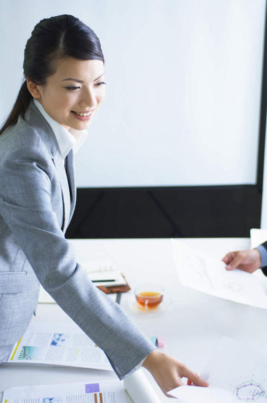 东方人,三个人,同事,商务人士,商务男性,商务女性,办公室,站,笑,摸,微笑,露齿笑,竖图,室内,白天,侧面,衬衫,成功,合作,团队,集体,信心,显示器,桌子,亚洲,抚摸,握,阴影,套装,传递,光线,笔,材料,档案,屏幕,文件,影子,办公桌,投影仪,办公用品,领带,拿,拿着,注视,黄种人,显示屏,队伍,文具,阳光,学习用品,资料,观察,看,站着,握着,观看,一台,文具用品,察看,领导,成就,关注,文档,商务装,合伙,领袖,投影机,工薪阶层,输出设备,男人,男性,年轻男性,年轻女性,女人,女性,亚洲人,白领,上班族,触摸,接触,站立,半身,彩图,衬衣