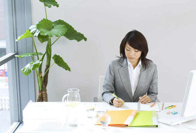 东方人,头发,一个人,商务人士,商务女性,办公室,坐,笑,摸,微笑,露齿笑,横图,俯视,室内,白天,衬衫,电脑,笔记本电脑,植物,桌子,杯子,亚洲,仅一个年轻女性,仅一个女性,仅一个人,抚摸,握,写,套装,网络,笔,材料,档案,盆栽,文件,办公桌,墙,办公用品,盆景,拿,拿着,注视,黄种人,通讯设备,墙壁,墙面,玻璃制品,文具,绿色,黑色,自然,水杯,学习用品,资料,观察,记录,看,靠,靠着,倚靠,握着,生长,成长,观看,文具用品,察看,无线,倚着,关注,文档,通信设备,商务装,无线网络,无线上网,便携式电脑,工薪阶层,手提电脑,年轻女性,女人,女性,亚洲人,长发,白领,上班族,玻璃杯,触摸,接触,坐着,半身,彩图,高角度拍摄,衬衣