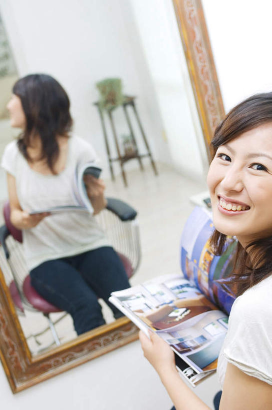 东方人,一个人,坐,笑,微笑,露齿笑,竖图,俯视,室内,白天,化妆,美容,阅读,植物,镜子,报纸,书籍,亚洲,仅一个年轻女性,仅一个女性,仅一个人,一本,学习,阴影,服装,反射,光线,盆栽,影子,墙,盆景,扭头,注视,休闲装,黄种人,墙壁,墙面,衣服,绿色,白色,阳光,自然,化妆镜,观察,看,靠,靠着,倚靠,转头,休闲,休闲服,浏览,服饰,生长,成长,观看,镜像,察看,倚着,镜面,关注,化妆室,光学,年轻女性,女人,女性,亚洲人,书,图书,坐着,半身,彩图,高角度拍摄