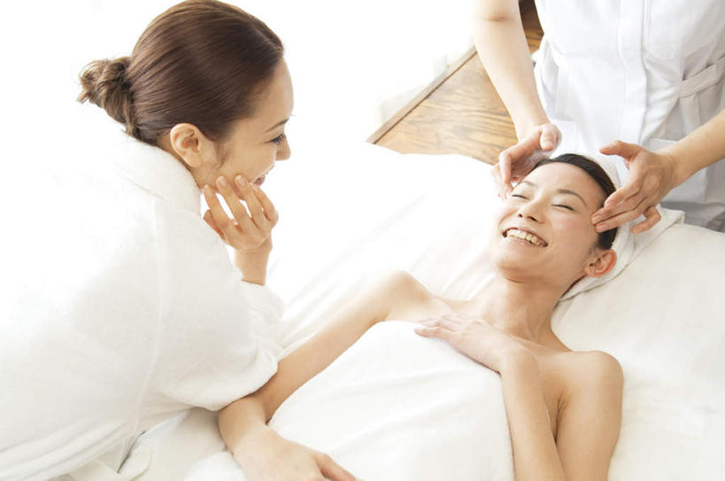 东方人,头发,三个人,伙伴,朋友,按摩师,躺,闭眼,笑,摸,微笑,露齿笑,横图,俯视,室内,白天,浴袍,按摩,友谊,成功,合作,团队,集体,信心,床,地板,亚洲,一条,抚摸,阴影,光线,影子,墙,床单,地面,注视,黄种人,被子,队伍,木地板,墙壁,墙面,白色,黑色,阳光,毛巾,按,观察,看,单人床,观看,察看,被单,成就,关注,合伙,指压,卧着,友情,年轻女性,女人,女性,亚洲人,长发,技师,闭眼睛,闭着眼,闭着眼睛,触摸,接触,躺着,卧,半身,彩图,高角度拍摄,汤帷子,浴衣,推拿