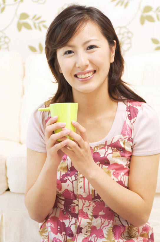 东方人,头发,一个人,客厅,坐,捧,笑,摸,微笑,露齿笑,竖图,室内,白天,正面,靠垫,沙发,杯子,亚洲,仅一个女性,仅一个人,抚摸,握,花纹,服装,图案,墙,靠枕,拿,拿着,注视,休闲装,黄种人,墙壁,墙面,一个,衣服,粉色,黄色,黑色,水杯,垫子,枕头,观察,看,靠,靠着,倚靠,休闲,休闲服,握着,服饰,仅一个老年女性,单个,观看,察看,起居室,倚着,关注,布艺沙发,老年女性,女人,女性,亚洲人,长发,茶杯,触摸,端,端着,接触,捧着,手捧,坐着,半身,彩图