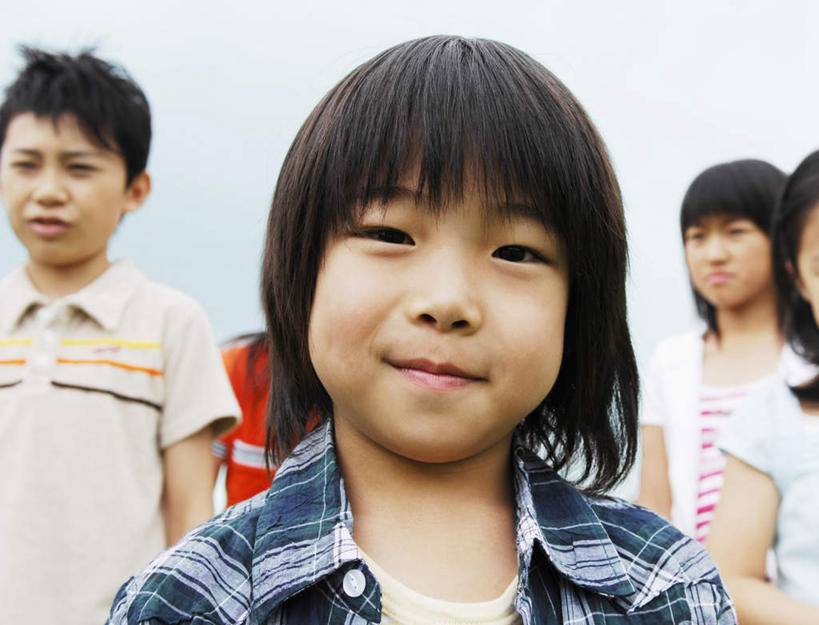 东方人,儿童,背,头发,四个人,同事,站,笑,摸,微笑,露齿笑,横图,室外,白天,正面,旅游,度假,纯洁,成功,合作,团队,集体,信心,亚洲,抚摸,阴影,服装,光线,包,书包,影子,云,云朵,云彩,注视,休闲装,黄种人,娱乐,队伍,一个,小孩,衣服,红色,蓝色,黑色,白云,蓝天,天空,阳光,背包,天,背着,观察,看,站着,享受,休闲,休闲服,放松,可爱,童年,童趣,服饰,单个,观看,察看,领导,成就,关注,合伙,领袖,童真,烂漫,无邪,天真,男孩,男人,男性,女孩,女人,女性,亚洲人,触摸,接触,站立,半身,彩图,双肩包,男生,女生