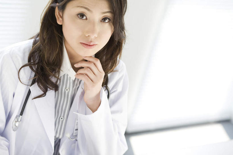 东方人,头发,一个人,医生,医院,坐,笑,摸,微笑,露齿笑,横图,俯视,室内,白天,亚洲,仅一个年轻女性,仅一个女性,仅一个人,撑,抚摸,瓷砖,地砖,墙,地面,托腮,注视,黄种人,墙壁,墙面,一个,黑色,听诊器,观察,看,靠,靠着,托,倚靠,医护人员,医疗人员,单个,观看,察看,医疗设备,撑着,倚着,白大褂,关注,托下巴,医疗机构,年轻女性,女人,女性,亚洲人,长发,卷发,大夫,触摸,接触,抬头,仰头,坐着,半身,彩图,高角度拍摄,病院,诊所