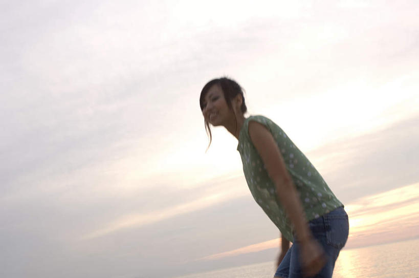 东方人,头发,一个人,站,笑,微笑,露齿笑,横图,室外,白天,侧面,旅游,度假,亚洲,仅一个年轻女性,仅一个女性,仅一个人,弯腰,阴影,服装,光线,影子,云,云朵,云彩,注视,休闲装,黄种人,娱乐,衣服,蓝色,绿色,黑色,白云,蓝天,天空,阳光,天,观察,看,站着,享受,休闲,休闲服,放松,服饰,观看,察看,关注,弯身,年轻女性,女人,女性,亚洲人,长发,站立,半身,彩图