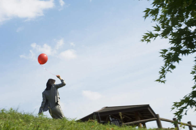 东方人,头发,一个人,商务人士,商务女性,家,站,举,笑,摸,微笑,露齿笑,横图,室外,白天,仰视,衬衫,旅游,度假,草地,草坪,植物,亚洲,仅一个年轻女性,仅一个女性,仅一个人,抚摸,阴影,套装,漂浮,装饰,光线,影子,塑料,房屋,屋子,云,云朵,云彩,注视,黄种人,娱乐,楼房,住宅,草,树,树木,一个,红色,蓝色,绿色,黑色,白云,蓝天,天空,阳光,自然,气球,塑料制品,天,观察,看,托,站着,享受,休闲,悬浮,橡胶,放松,生长,单个,成长,观看,华丽,修饰,点缀,察看,关注,商务装,工薪阶层,橡胶制品,衬托,美观,雅致,雅观,年轻女性,女人,女性,亚洲人,白领,上班族,触摸,接触,举起,举手,举着,向上举,向上伸,向上托,站立,半身,彩图,低角度拍摄,衬衣,房子
