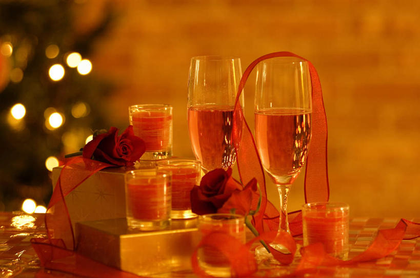 红酒,葡萄酒,无人,横图,室内,白天,正面,植物,杯子,蜡烛,礼盒,礼物,照明,圣诞节,一棵,节日,朦胧,模糊,庆祝,盛开,彩灯,高脚杯,火焰,纸盒,烛光,灯光,圣诞树,圣诞红,一品红,红酒杯,酒类,燃烧,花蕾,文化,玻璃制品,灯,盒子,酒,花,花瓣,花朵,鲜花,树,树木,饮料,两个,红色,绿色,自然,包装盒,酒杯,礼品盒,灯具,花苞,花蕊,圣诞花,点燃,庆典,红葡萄酒,花灯,礼品,猩猩木,生长,成长,纪念,绿洲,照亮,照明设备,玻璃杯,彩图