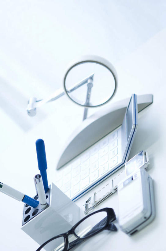 无人,打电话,竖图,俯视,室内,特写,白天,计算器,桌面,桌子,电话,手机,闹钟,阴影,朦胧,模糊,时间,光线,计算,科学,笔,时钟,眼镜,影子,办公桌,办公用品,计时,通讯设备,文具,阳光,学习用品,钟表,表,理财,财务,文具用品,数学,近视眼镜,交流,钟,沟通,通话,彩图,高角度拍摄