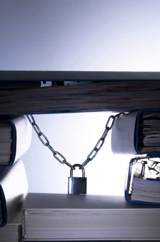 无人,竖图,室内,特写,白天,正面,安全,桌面,书籍,一把,一堆,许多,悬挂,阴影,堆叠,堆积,朦胧,模糊,光线,材料,档案,文件,影子,防护,锁,阳光,资料,堆,保护,锁链,链条,挂锁,文档,保险,私密,保全,周全,安稳,安定,防盗,平安,书,图书,彩图