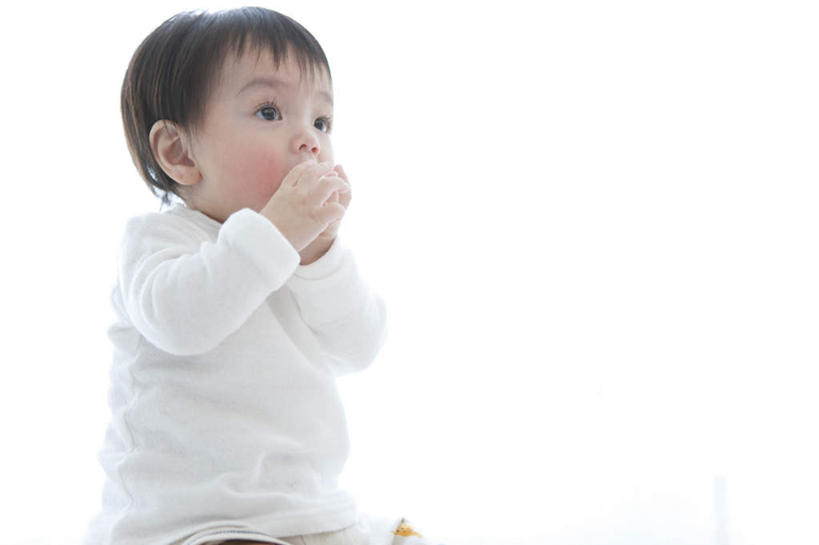 东方人,婴儿,儿童,头发,一个人,坐,举,笑,摸,微笑,露齿笑,横图,室内,白天,白色背景,正面,婴儿服装,纯洁,亚洲,仅一个人,抚摸,墙,注视,黄种人,墙壁,墙面,小孩,白色,黑色,观察,看,托,可爱,捂,摄影,活泼,影棚,观看,察看,关注,宝宝,纯真,烂漫,无邪,伶俐,天真,亚洲人,孩子,触摸,接触,举起,举手,举着,向上举,向上伸,向上托,坐着,半身,彩图,影棚拍摄,婴儿服,拍摄,襁褓