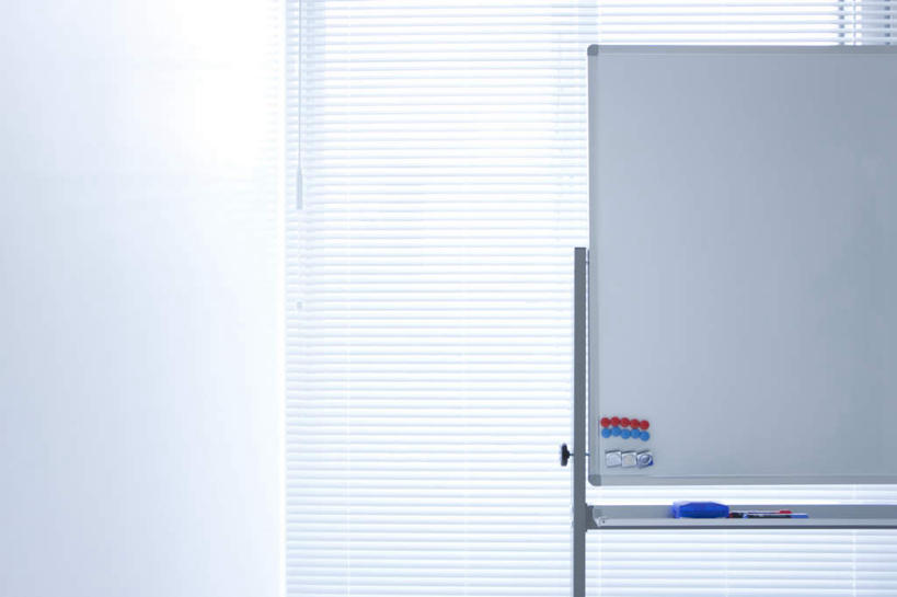 无人,办公室,横图,室内,特写,白天,白色背景,正面,一块,阴影,光线,笔,方块,影子,墙,办公用品,墙壁,墙面,文具,蓝色,阳光,白板,学习用品,摄影,影棚,文具用品,记录板,记事板,彩图,影棚拍摄,拍摄