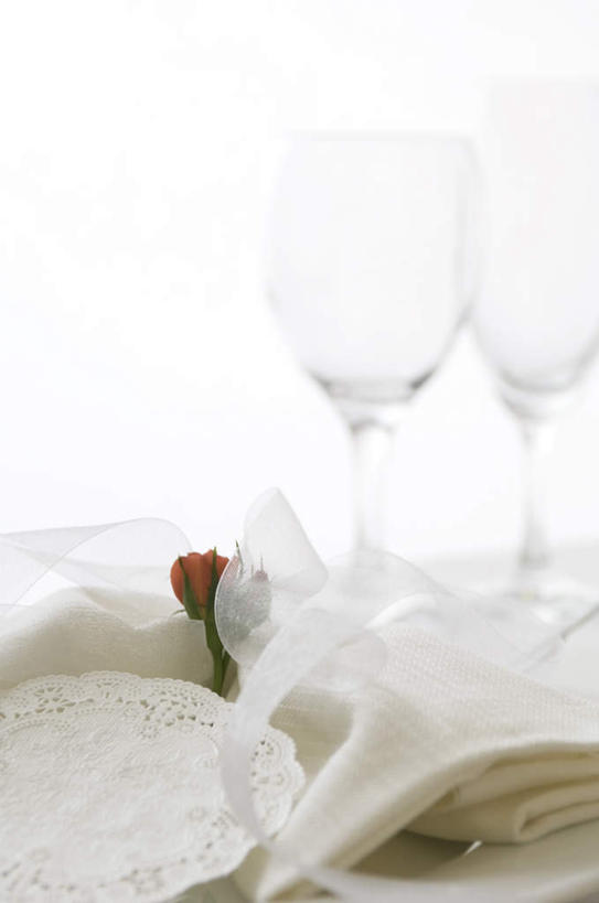 无人,竖图,俯视,室内,特写,白天,爱情,幸福,纯洁,热情,餐桌,桌子,玫瑰,杯子,一堆,许多,堆叠,堆积,朦胧,模糊,盛开,高脚杯,玫瑰花,红酒杯,浪漫,花蕾,玻璃制品,花,花瓣,花朵,鲜花,一朵,红色,白色,酒杯,毛巾,花苞,花蕊,温暖,温馨,恩爱,餐布,餐台,堆,和睦,感动,尊敬,天真,刺玫花,徘徊花,玻璃杯,彩图,高角度拍摄,融洽