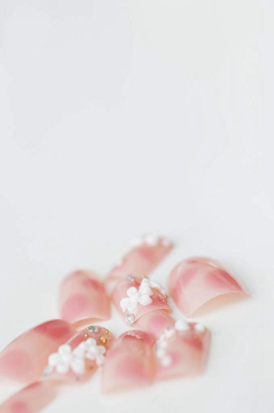 无人,竖图,俯视,室内,特写,白天,白色背景,桌面,一堆,许多,阴影,堆叠,堆积,装饰,光线,影子,粉色,阳光,美甲,摄影,影棚,堆,华丽,修饰,点缀,衬托,美观,雅致,雅观,彩图,高角度拍摄,影棚拍摄,拍摄
