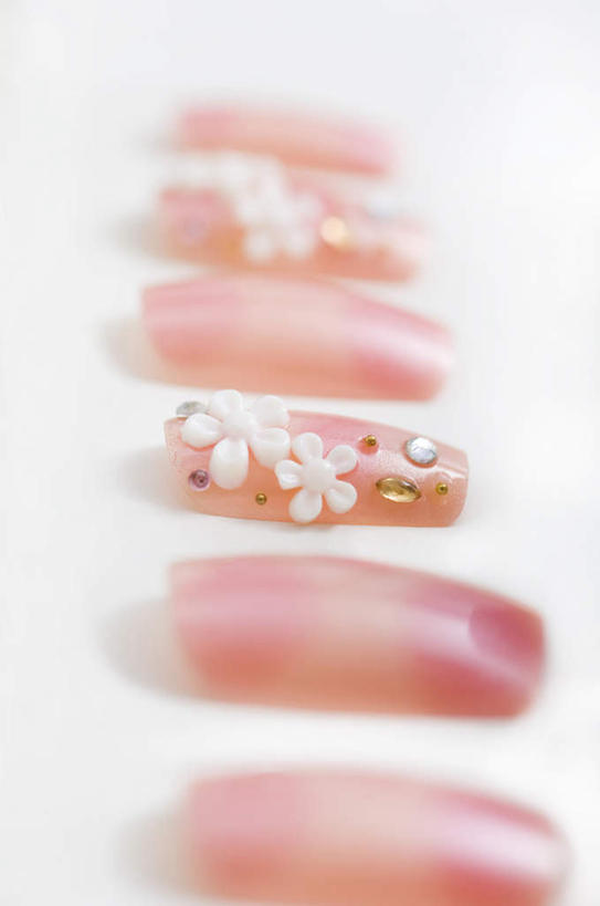 无人,竖图,俯视,室内,特写,白天,白色背景,桌面,一排,许多,阴影,整齐,装饰,光线,影子,排列,粉色,阳光,美甲,摄影,影棚,华丽,修饰,点缀,队列,衬托,美观,雅致,雅观,彩图,高角度拍摄,影棚拍摄,拍摄