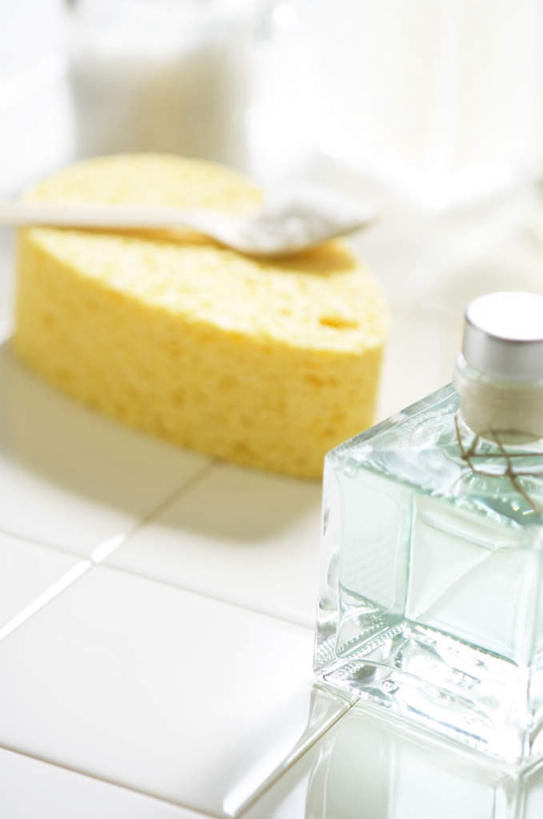 无人,竖图,俯视,室内,特写,白天,化妆,美容,桌面,一把,一块,许多,护肤,阴影,朦胧,模糊,光线,瓷砖,地砖,方格,海绵,润肤露,影子,地面,黄色,白色,阳光,刷子,清洁,保养,享受,休闲,放松,保健,一瓶,养颜,洗脸海绵,洗脸扑,洗脸绵,彩图,高角度拍摄