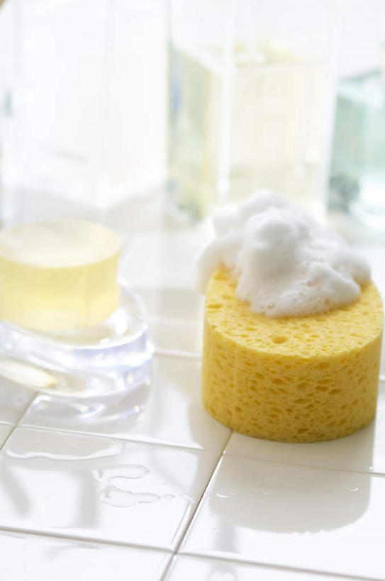 无人,竖图,俯视,室内,特写,白天,化妆,美容,一排,许多,护肤,阴影,朦胧,模糊,整齐,光线,瓷砖,地砖,方格,海绵,润肤露,影子,地面,排列,一个,黄色,阳光,刷子,清洁,保养,享受,休闲,放松,保健,单个,队列,养颜,洗脸海绵,洗脸扑,洗脸绵,彩图,高角度拍摄