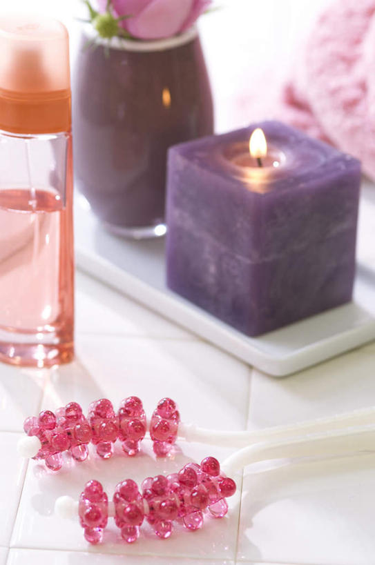 无人,竖图,俯视,室内,特写,白天,凉鞋,按摩,桌面,餐具,蜡烛,鞋子,一双,阴影,朦胧,模糊,光线,碟子,方块,火焰,盘,润肤露,影子,烛光,燃烧,一个,紫色,阳光,盘子,碟,拖鞋,点燃,享受,健康,保健,单个,一瓶,按摩器,指压,彩图,高角度拍摄,夹趾拖鞋,人字拖,人字拖鞋,推拿