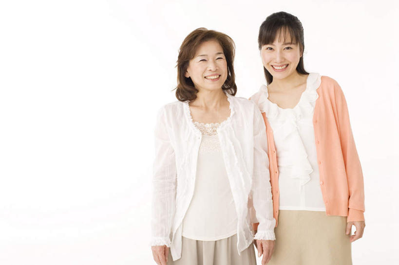 东方人,头发,两个人,家庭,母亲,女儿,站,笑,微笑,露齿笑,横图,室内,白天,白色背景,正面,亚洲,服装,墙,依偎,注视,休闲装,黄种人,墙壁,墙面,衣服,粉色,白色,黑色,观察,看,靠,靠着,倚靠,站着,休闲,温暖,温馨,母女,一家人,休闲服,母爱,摄影,服饰,影棚,观看,和睦,察看,倚着,关注,依附,依赖,投靠,老年女性,年轻女性,女人,女性,亚洲人,站立,半身,彩图,影棚拍摄,拍摄,融洽