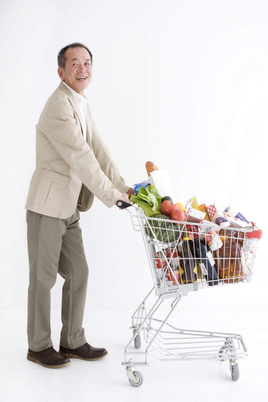 红酒,葡萄酒,东方人,头发,一个人,站,推,笑,摸,微笑,露齿笑,竖图,室内,白天,白色背景,侧面,衬衫,辣椒,蔬菜,西红柿,亚洲,仅一个男性,仅一个人,两瓶,一堆,一辆,抚摸,堆叠,堆积,服装,新鲜,生菜,莴苣,食用油,食品,领带,酒类,小车,扭头,注视,休闲装,黄种人,酒,食物,饮料,衣服,白色,灰色,观察,看,站着,转头,仅一个老年男性,休闲,休闲服,红葡萄酒,摄影,服饰,有机食品,绿色食品,影棚,观看,堆,察看,关注,彩椒,辣角,红海椒,大椒,辣虎,广椒,春菜,鹅仔菜,莴仔菜,千金菜,叶用莴苣,老年男性,男人,男性,亚洲人,甜椒,柿子椒,辣子,海椒,番茄,番椒,灯笼椒,触摸,接触,站立,彩图,全身,影棚拍摄,衬衣,拍摄