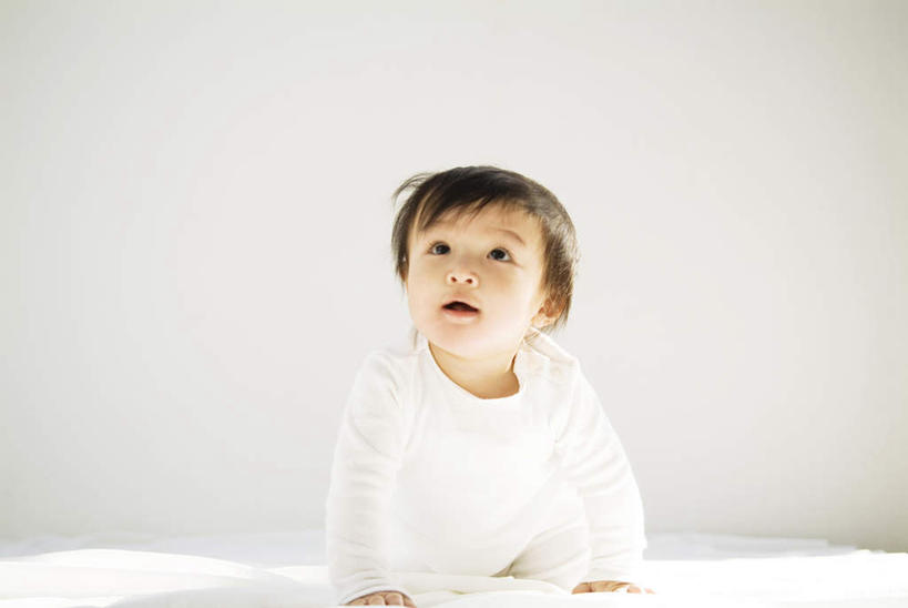东方人,婴儿,儿童,头发,一个人,笑,摸,微笑,露齿笑,横图,室内,白天,正面,婴儿服装,纯洁,床,卧室,亚洲,仅一个人,撑,抚摸,床单,注视,黄种人,被子,小孩,白色,黑色,观察,看,趴着,张嘴,可爱,单人床,活泼,观看,察看,撑着,被单,关注,宝宝,张大嘴巴,纯真,烂漫,无邪,伶俐,天真,亚洲人,孩子,张开嘴,触摸,接触,趴,抬头,仰头,彩图,全身,婴儿服,睡房,卧房,襁褓
