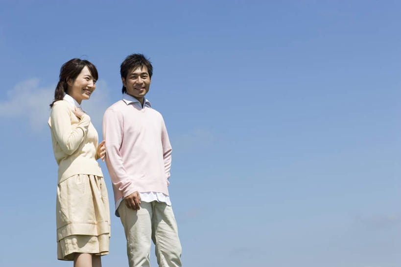 东方人,手,胸口,两个人,伙伴,朋友,笑,微笑,露齿笑,横图,室外,白天,仰视,友谊,亚洲,云,云朵,云彩,黄种人,手叉腰,蓝色,白云,蓝天,天空,天,叉腰,手放前,手部,抬手,晴朗,友情,男人,男性,年轻男性,年轻女性,女人,女性,亚洲人,晴空,半身,彩图,低角度拍摄