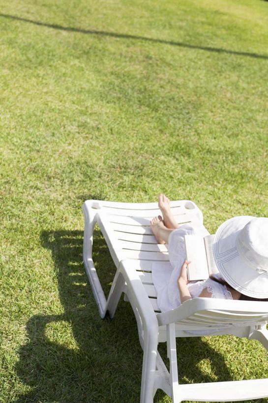 东方人,一个人,躺,竖图,俯视,室外,白天,看书,阅读,草地,草坪,植物,书籍,椅子,亚洲,仅一个年轻女性,仅一个女性,仅一个人,一把,学习,阴影,光线,影子,躺椅,黄种人,草,绿色,白色,阳光,书本,看,休息,休闲,赤脚,读书,浏览,沙滩椅,歇息,卧着,年轻女性,女人,女性,亚洲人,书,图书,躺着,卧,半身,彩图,高角度拍摄