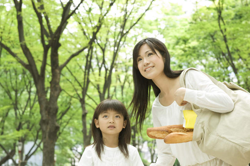 点心,面包,东方人,儿童,背,两个人,母亲,女儿,站,笑,微笑,露齿笑,横图,室外,白天,仰视,树林,植物,亚洲,包,云,云朵,食品,面点,云彩,注视,黄种人,树,树木,食物,糕点,两个,小孩,蓝色,绿色,白云,蓝天,天空,自然,零食,天,背着,观察,看,站着,母女,母爱,生长,晴朗,成长,观看,单肩包,察看,关注,一包,年轻女性,女孩,女人,女性,亚洲人,晴空,站立,半身,彩图,低角度拍摄,女生