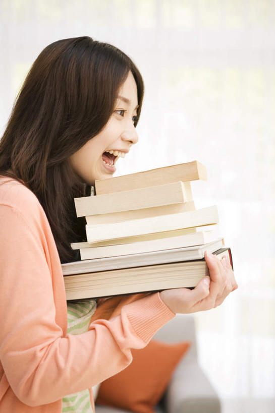 东方人,一个人,走,举,笑,大笑,竖图,室外,白天,侧面,窗户,窗帘,靠垫,落地窗,沙发,书籍,亚洲,仅一个年轻女性,仅一个女性,仅一个人,许多,靠枕,黄种人,玻璃窗,红色,灰色,抱枕,枕头,托,张嘴,布艺沙发,年轻女性,女人,女性,亚洲人,书,图书,张开嘴,步行,举起,举手,举着,向上举,向上伸,向上托,走路,半身,彩图